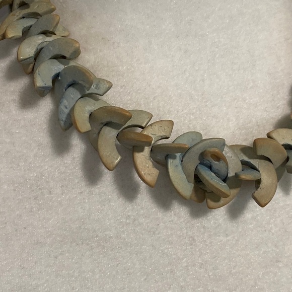 Seashell Cream Howlite Chevron Arrow Bohemian Edgy Minimalist Choker Necklace - Picture 8 of 16